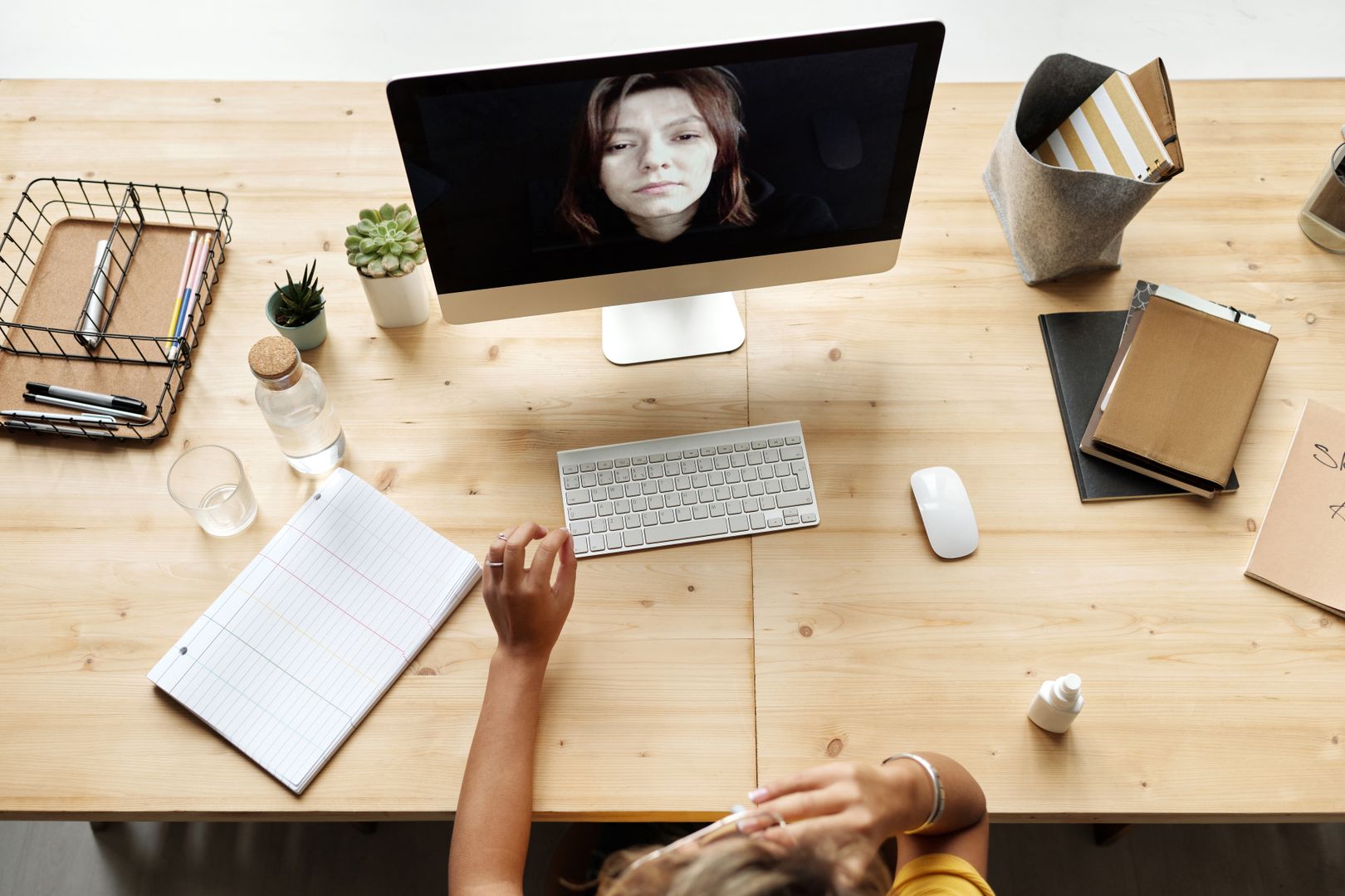 Comparativa de ángulos de visión en webcams 1080p con persona sentada frente a monitor